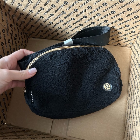 Lululemon Everywhere Fleece Belt Bag 1L - Picture 6 of 9